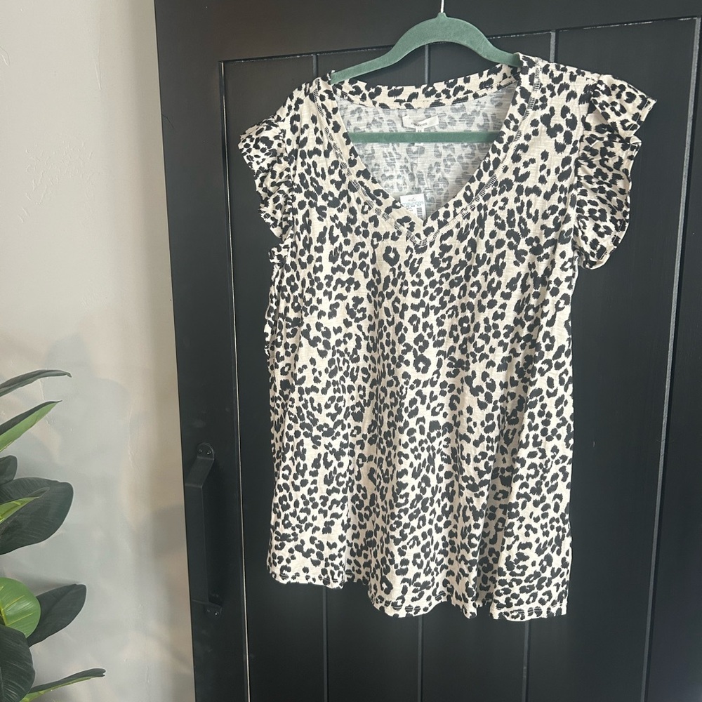 Leopard V-neck flutter sleeve t-shirt